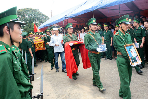 Thăng quân hàm trước niên hạn cho hai chiến sĩ hy sinh ở cửa khẩu Bắc Phong Sinh