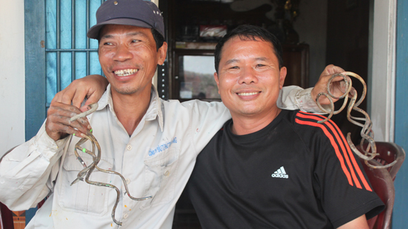 Gặp người đàn ông có móng tay dài nhất Việt Nam