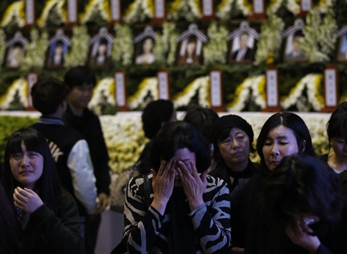 Tìm được thi thể 48 nữ sinh chung một phòng trên phà Sewol