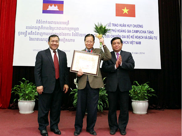 Chính phủ Campuchia trao tặng huân chương cho cán bộ Bộ Kế hoạch và Đầu tư