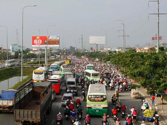 Hàng ngàn người dân rời TP. HCM tranh thủ về thăm quê