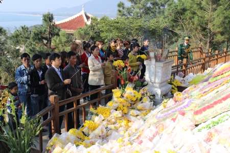 Hình ảnh người dân đến viếng mộ Đại tướng đầu Xuân