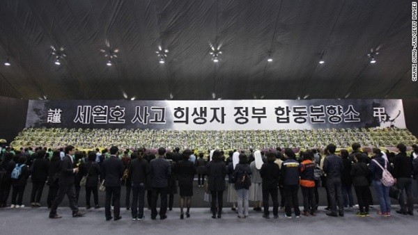 Chìm phà Sewol: Phát hiện 260 thi thể, người nhà nạn nhân biểu tình trong yên lặng