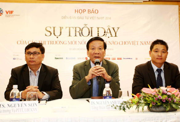 TS Nguyễn Anh Tuấn (giữa) cùng ban tổ chức chủ trì buổi họp báo