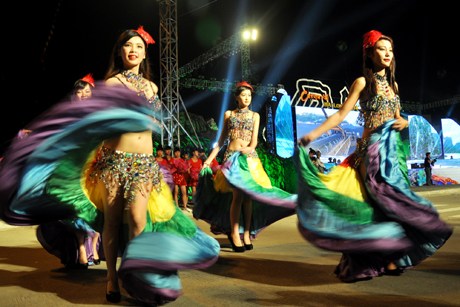 Nghi án Hồ Quỳnh Hương hát nhép tại Carnaval Hạ Long 2014: “Chỉ là do mở nhầm file nhạc”