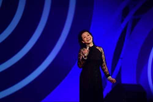 Ca sỹ Khánh Ly vừa hát vừa kể chuyện về Trịnh Công Sơn
