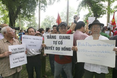 Người dân Hà Nội tuần hành phản đối Trung Quốc, ảnh 10