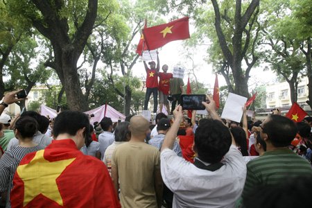 Người dân Hà Nội tuần hành phản đối Trung Quốc, ảnh 12