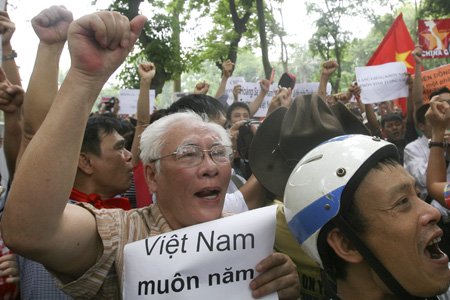 Người dân Hà Nội tuần hành phản đối Trung Quốc, ảnh 4