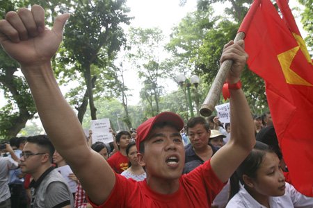 Người dân Hà Nội tuần hành phản đối Trung Quốc, ảnh 6