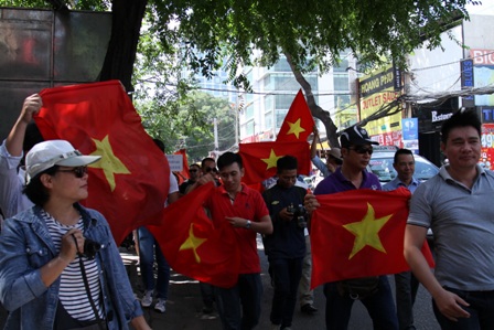 Người dân TPHCM diễu hành phản đối Trung Quốc, ảnh 2