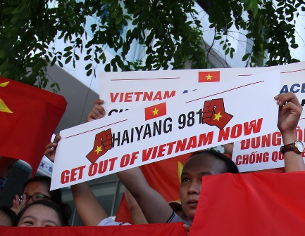 Người dân TPHCM diễu hành phản đối Trung Quốc