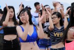 Bạn trẻ nhảy flashmob bikini bãi biển mừng mùa Du lịch biển Đà Nẵng