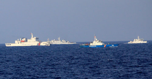Tàu Trung Quốc dùng số đông ngăn cản, uy hiếp ngăn tàu Việt Nam tiếp cận giàn khoan trái phép
