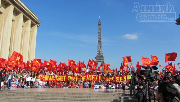 Cờ đỏ sao vàng ngập trời Paris, phản đối Trung Quốc