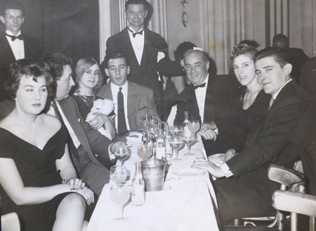 Frances và Reggie Kray cùng bạn bè tới một hộp đêm ở London.