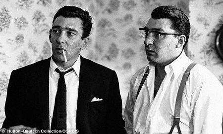 Hai anh em Reggie và Ronnie Kray - những kẻ tội phạm khét tiếng ở London thập niên 1950-1960.