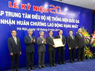 Phó thủ tướng Hoàng Trung Hải trao Huân chương lao động hạng Nhất cho Trung tâm điều độ Hệ thống điện Quốc gia