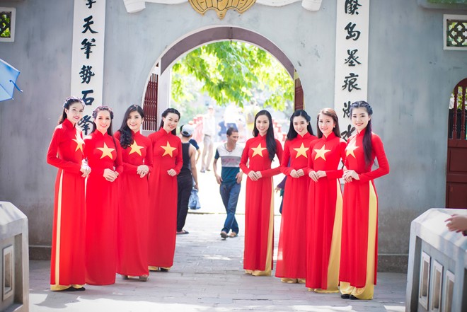 Trong những ngày cả nước hướng về Biển Đông, các người mẫu công ty của 2 chị em Thúy Hằng - Thúy Hạnh cùng với các hoa hậu hào hứng tham gia