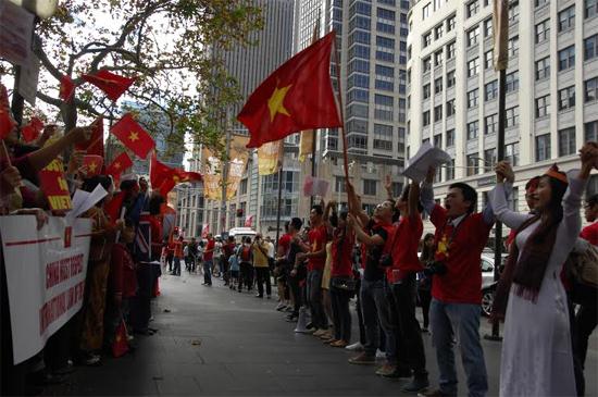 Du học sinh Việt Nam tại Sydney biểu tình phản đối Trung Quốc xâm phạm lãnh hải - ảnh 9
