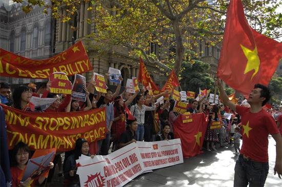 Du học sinh Việt Nam tại Sydney biểu tình phản đối Trung Quốc xâm phạm lãnh hải - ảnh 2