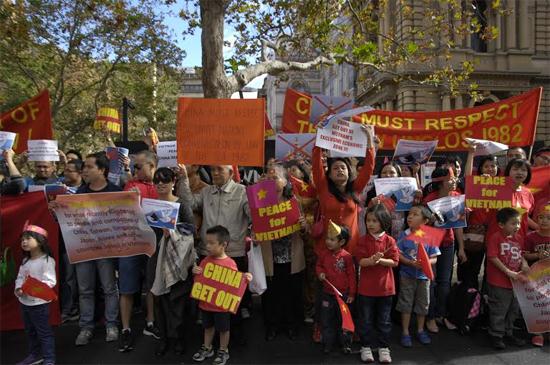 Du học sinh Việt Nam tại Sydney biểu tình phản đối Trung Quốc xâm phạm lãnh hải - ảnh 3
