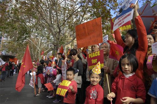 Du học sinh Việt Nam tại Sydney biểu tình phản đối Trung Quốc xâm phạm lãnh hải - ảnh 7