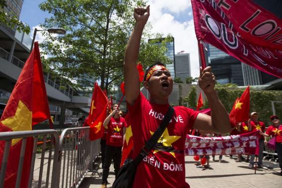 Đoàn người biểu tình tại Hong Kong hô vang khẩu hiệu phản đối Trung Quốc hạ đặt giàn khoan trái phép trên thềm lục địa Việt Nam