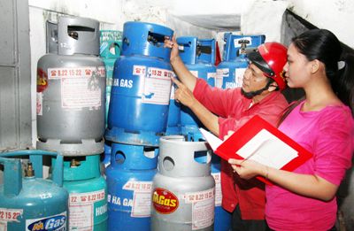 Giá gas tăng thêm 5.000 đồng/bình 12kg