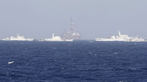 Tàu Trung Quốc chĩa súng vào tàu Việt Nam gần giàn khoan trái phép