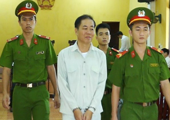 Cán bộ trung tâm bảo trợ ép trẻ em làm 'chuyện ấy' để ngồi xem