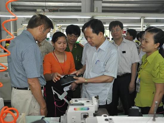 Chủ tịch Thanh Hóa thăm DN Đài Loan có công nhân ngất xỉu