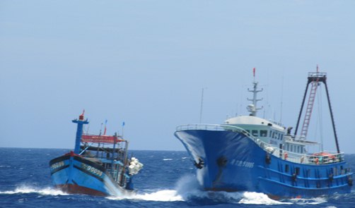 Tàu cá Trung Quốc cài số lùi lao thẳng về mũi tàu cá Việt Nam