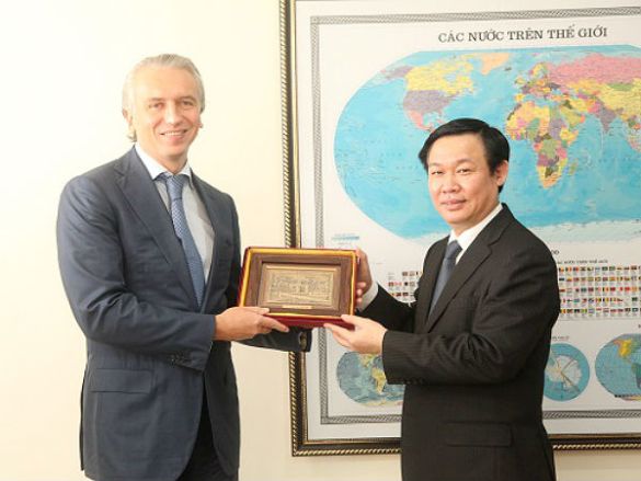 Thứ trưởng Bộ Năng lượng LB Nga Yury P. Sentyurin tặng quà lưu niệm cho ông Vương Đình Huệ, Trưởng Ban Kinh tế Trung ương
