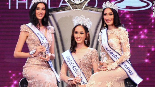 Hoa hậu Thái Lan từ bỏ vương miện do gièm pha phe “áo đỏ“