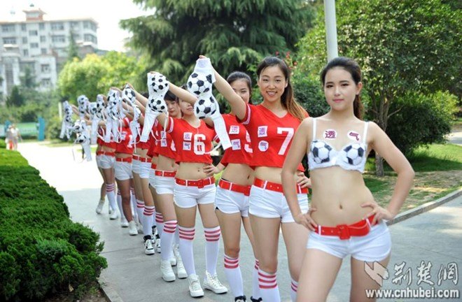 20 cô gái trẻ xinh đẹp ném áo ngực phản đối World Cup 2014