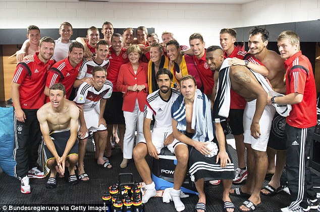 Nữ Thủ tướng Merkel vào phòng thay đồ chúc mừng đội tuyển Đức
