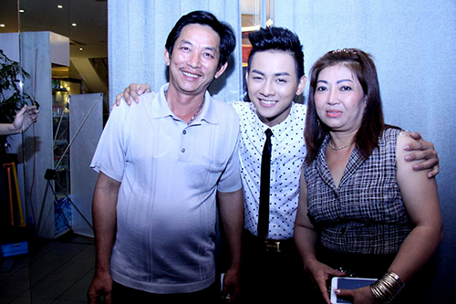 Bố mẹ đẻ Hoài Lâm đến ủng hộ đêm nhạc của con trai