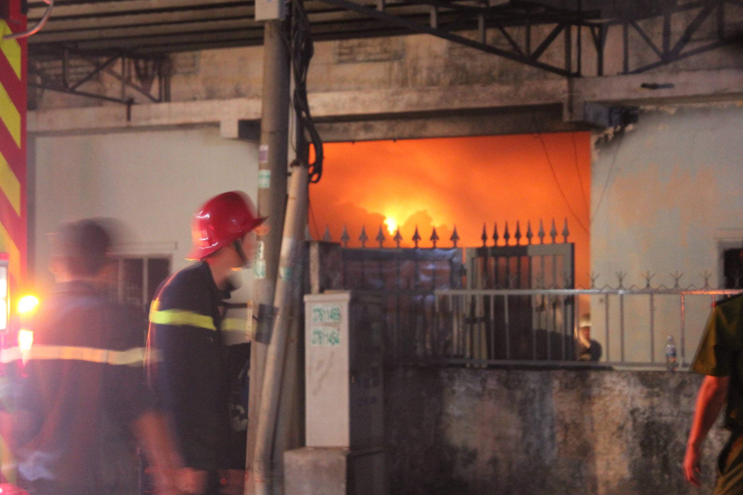 TP.HCM: Cháy lớn xưởng chứa vải