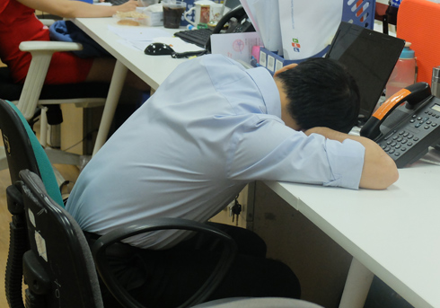 Nhiều người lao động cho rằng, việc không ngủ trưa là phản khoa học (ảnh: FPT).