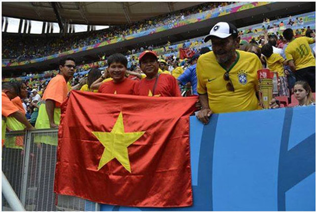Người cầm cờ Việt Nam trên khán đài trận Pháp - Nigeria là ai?