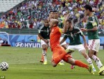 Hà Lan vs Mexico:  Miguel Herrera đòi đuổi trọng tài vì cú ngã của Robben