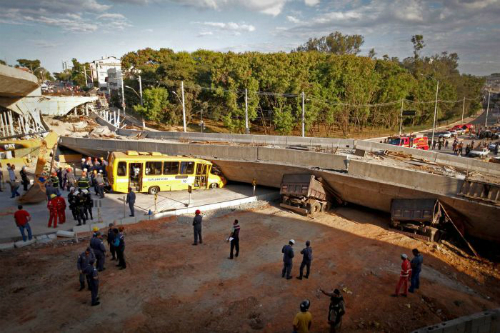 Brazil: Cầu vượt phục vụ World Cup 2014 chưa hoàn thành đã sập!