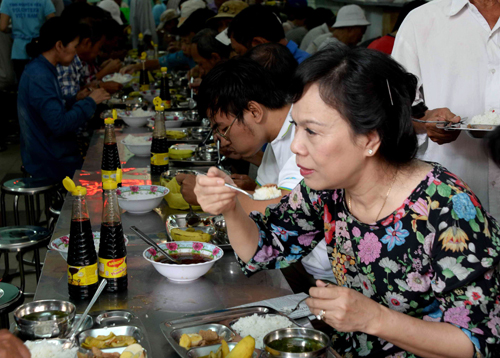 Phu nhân Chủ tịch nước xếp hàng ăn cơm 2.000 đồng cùng người lao động nghèo