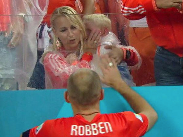 Con trai Robben rơi lệ khi Hà Lan bị Argentina loại sau loạt 