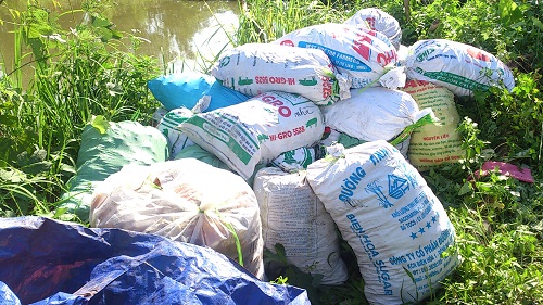 Hàng chục bao tải Siro ho, can-xi cho trẻ em bị đổ ra cánh đồng
