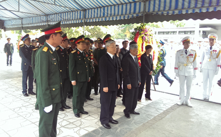 7h15, Đoàn Quân ủy Trung ương do Tổng Bí thư Nguyễn Phú Trọng dẫn đầu vào viếng