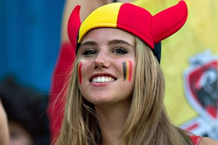 Cổ động viên xinh đẹp của Bỉ tình cờ trở thành người mẫu