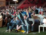 Cổ động viên Đức mang sofa vào sân vận động xem trận chung kết