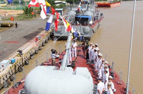 Hải quân Việt Nam làm lễ Thượng cờ hai tàu pháo tên lửa hiện đại - ảnh 11